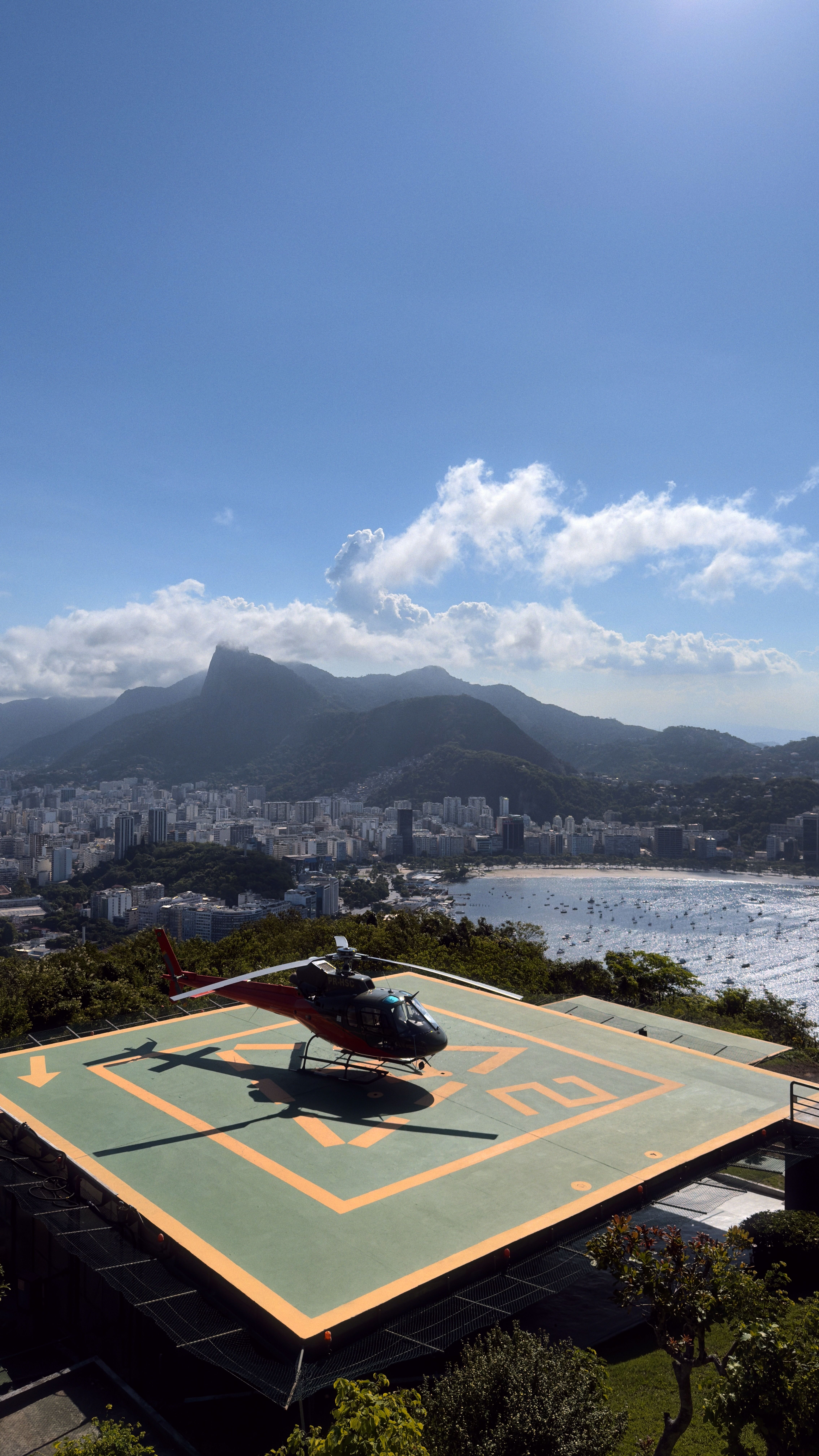 Queda de helicóptero de passeio turístico mata quatro pessoas no Rio de Janeiro