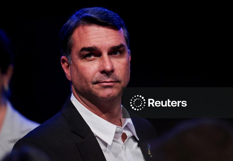 Flávio Bolsonaro aparece filiado ao Missão e suposta fraude o impede de registrar candidatura a presidente pelo PL