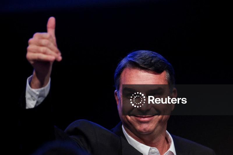 Plano de governo de Flávio Bolsonaro prevê novas regras fiscais e fim da competência criminal do STF