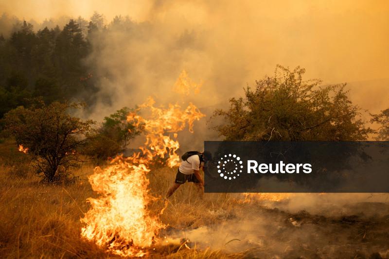 UE envia helicópteros e bombeiros à Sérvia para combater os incêndios florestais