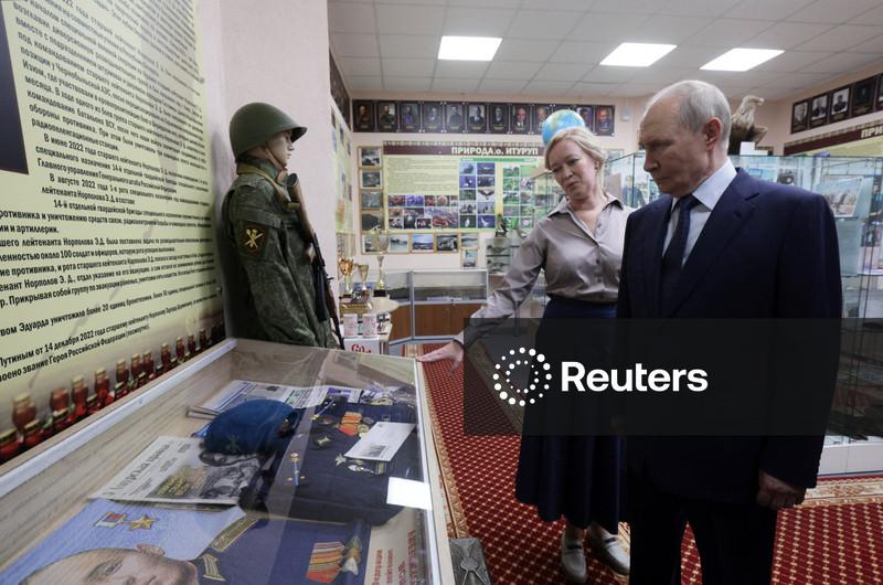 Putin visita ilha disputada próxima ao Japão, provocando a ira de Tóquio