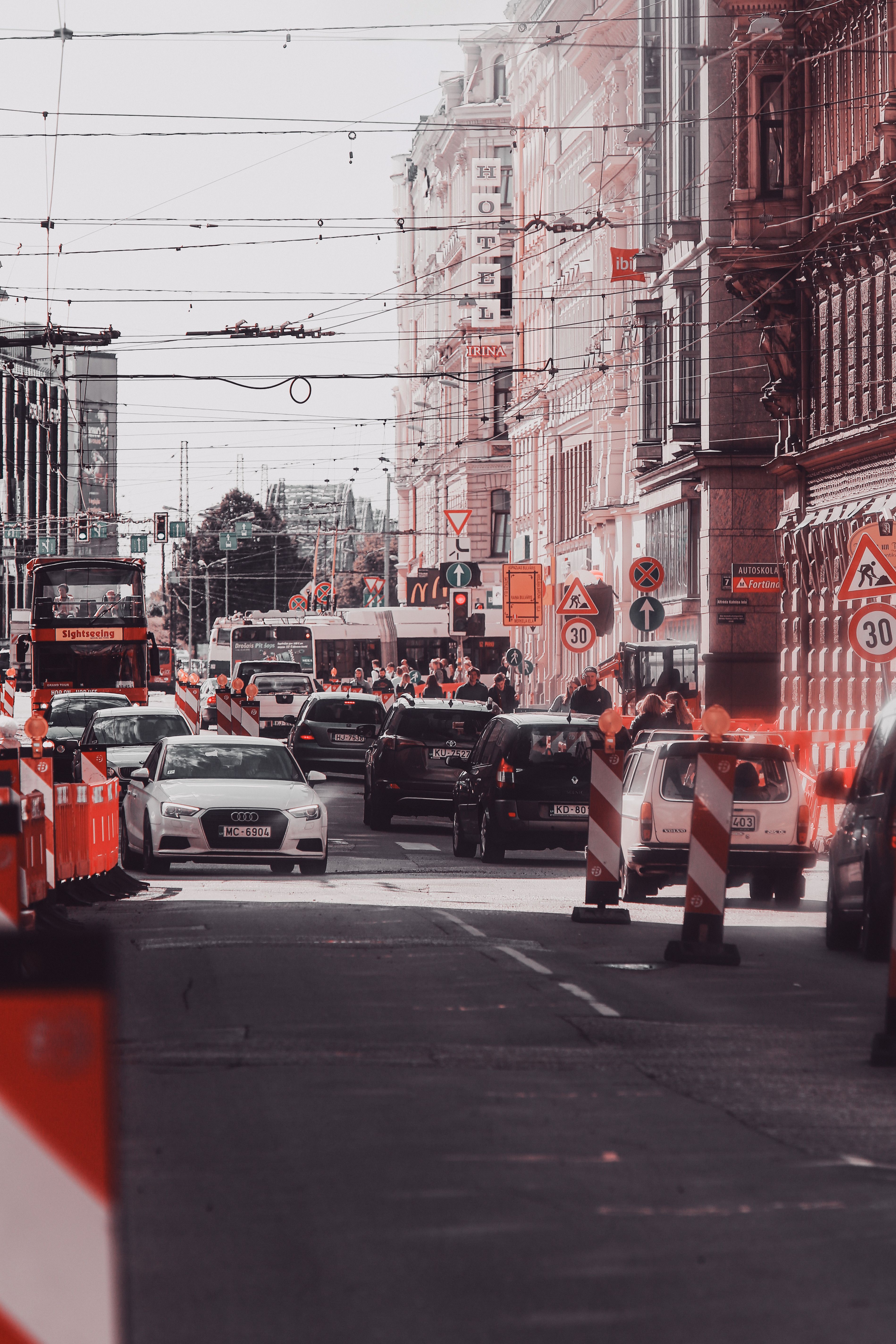 Obras bloqueiam trecho da Waldemiro Pedroso e alteram linhas de ônibus em Curitiba