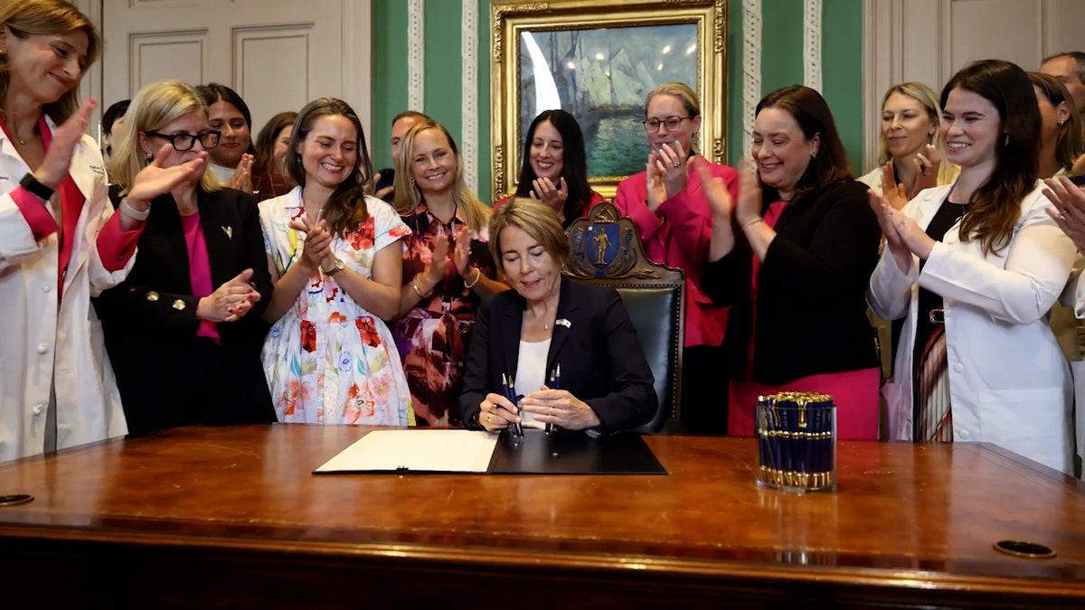 Governadora de Massachusetts aprova aborto até o dia do nascimento, chamado por críticos de "assassinato de bebês"