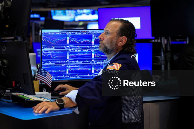 Wall Street abre com pouca variação antes de discurso de Warsh