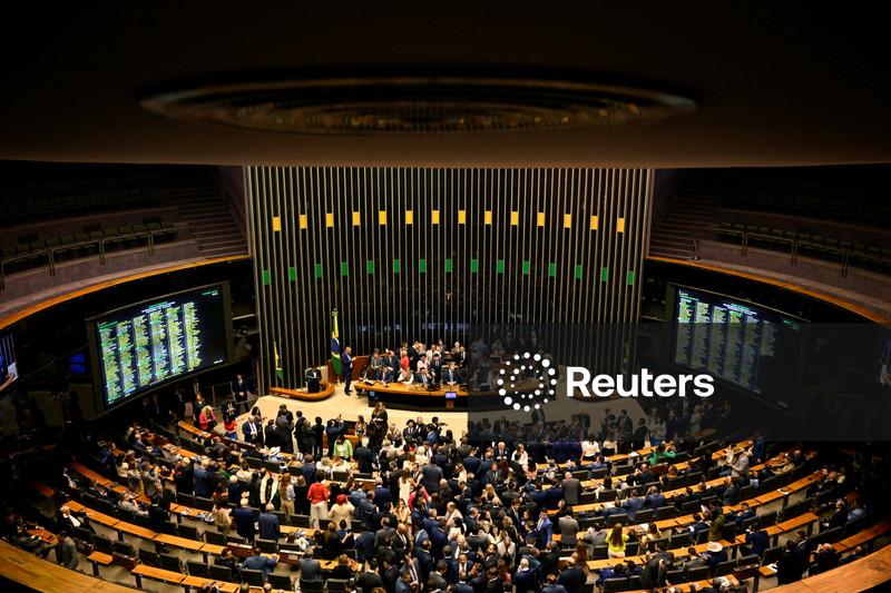 Câmara aprova texto-base do PLP dos combustíveis com novas travas para gasto público