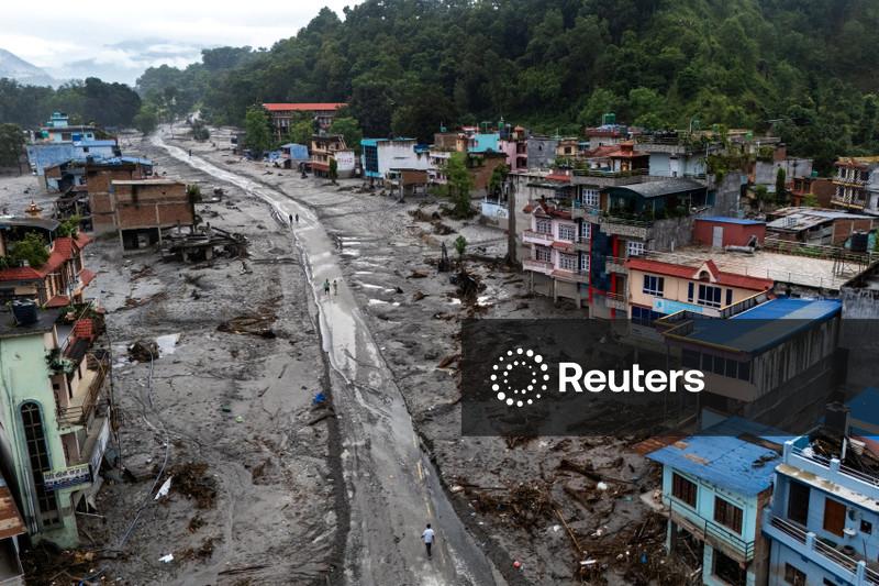 Equipes de resgate enfrentam enchentes e escombros enquanto número de mortos no desastre no Himalaia se aproxima de 800