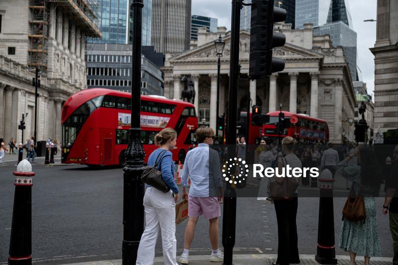 De Tóquio a Londres, ondas de calor fazem com que homens usem bermuda no trabalho