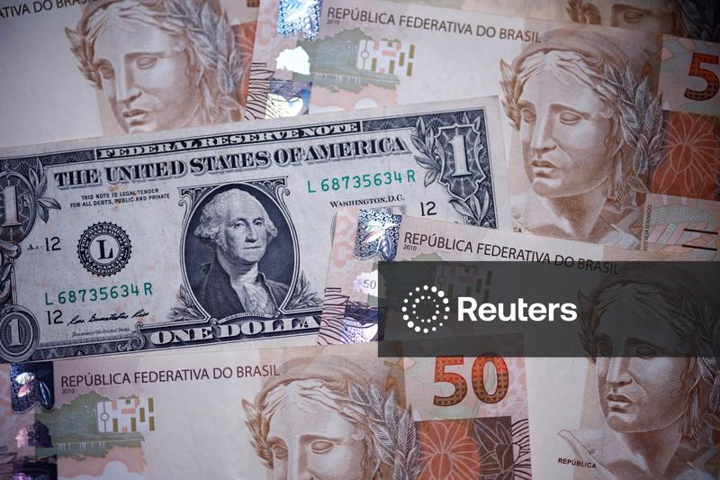 Dólar fecha em queda no Brasil em linha com exterior