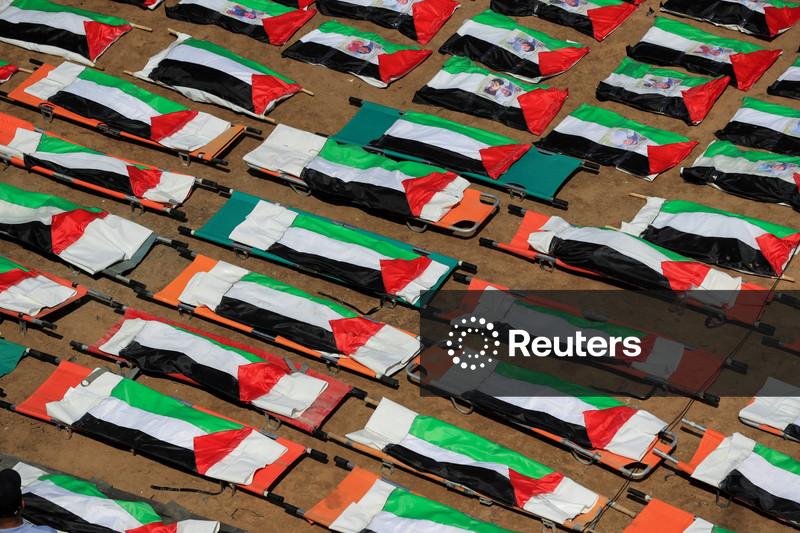Moradores de Gaza enterram quase clã inteiro em funeral coletivo para 112 pessoas