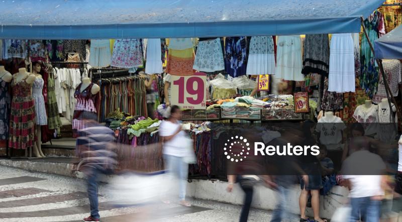 Confiança do consumidor no Brasil cai em agosto para nível mais baixo desde fim de 2022, mostra FGV