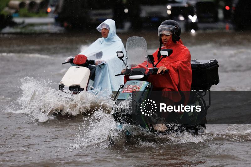 Chuva forte atinge Pequim durante passagem do tufão Dolphin na China
