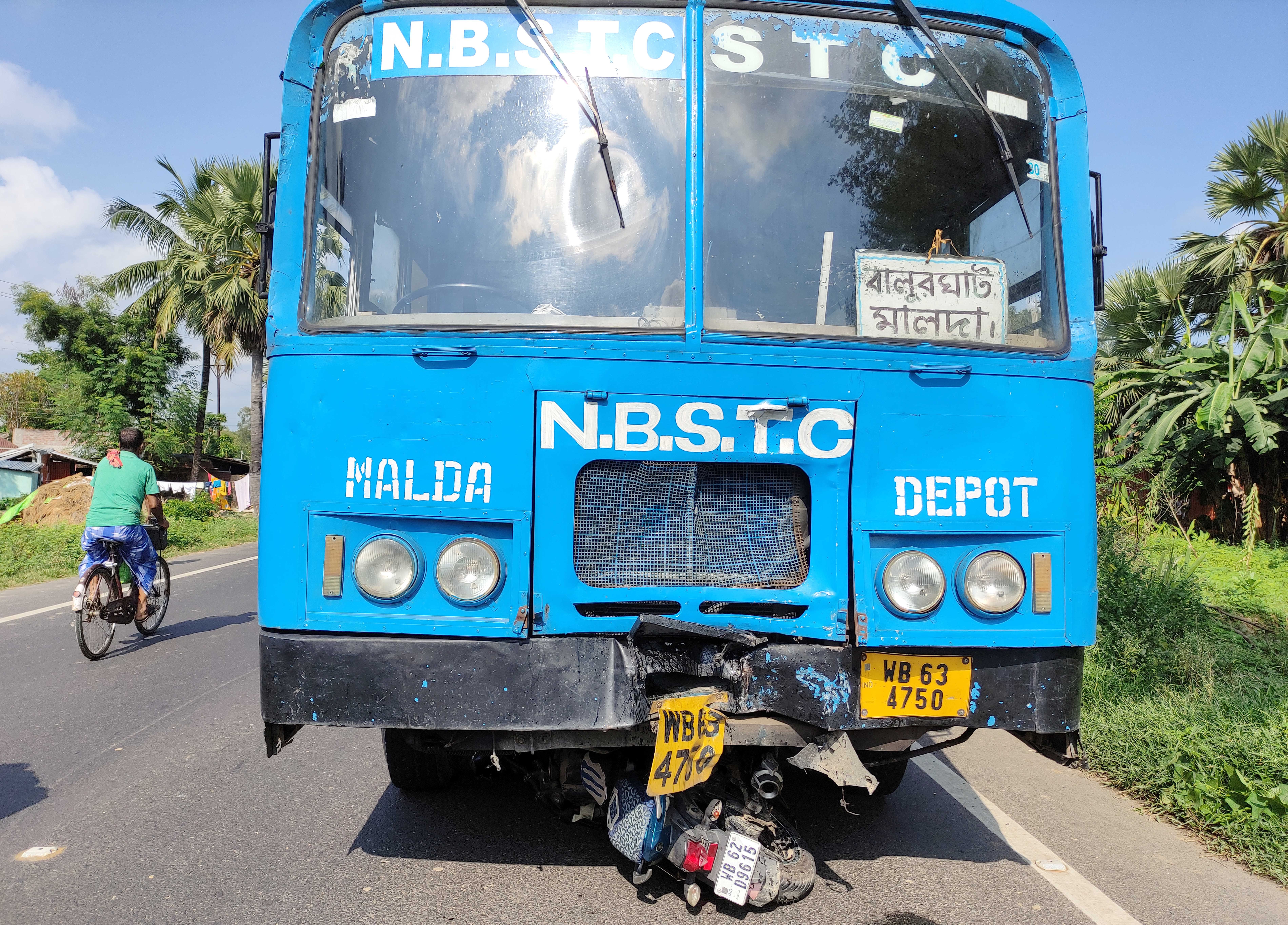 Motorista esqueceu a porta do ônibus aberta e isso salvou a vida de um motociclista em acidente chocante na Colômbia