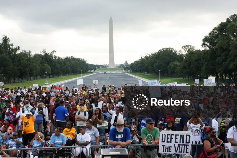 Milhares protestam em Washington enquanto líderes alertam para retrocessos nos direitos eleitorais e civis