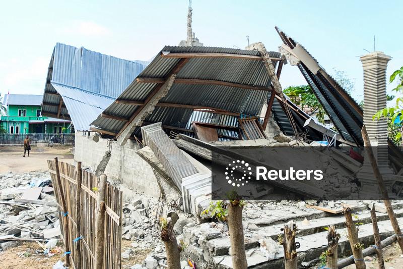 Milhares de pessoas saem de suas casas após terremoto na Indonésia deixar 53 mortos; tremores secundários dificultam resgate