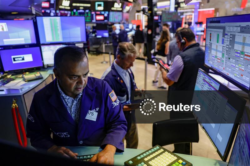 S&P 500 fecha em baixa enquanto investidores avaliam dados e tensões no Oriente Médio