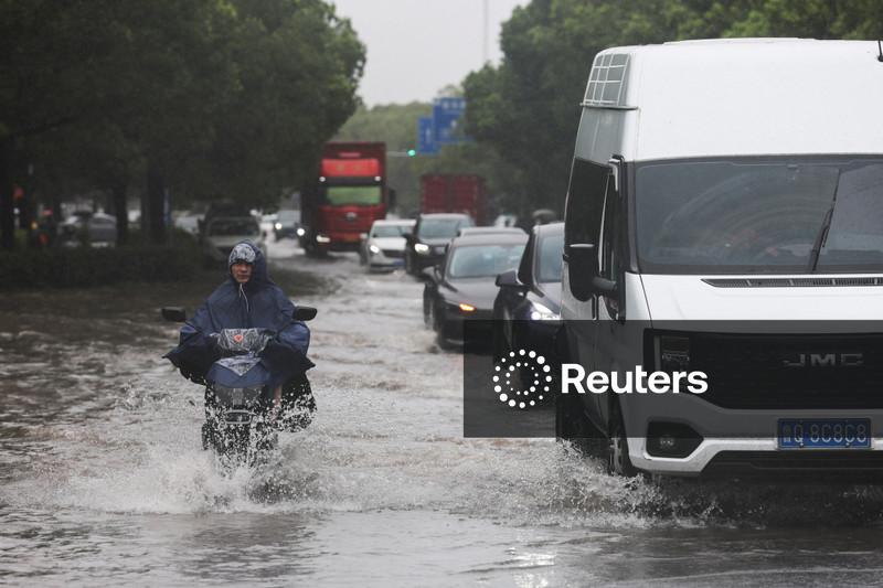 Tempestades causadas por tufão Dolphin atingem leste da China e cancelam quase 950 voos em Xangai