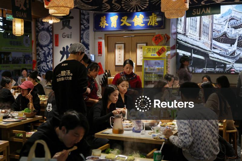 Crescimento do setor de serviços da China atinge ritmo mais lento desde setembro de 2024, mostra PMI privado