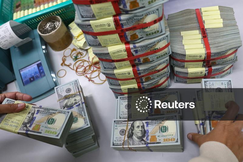 Dólar sobe 1% ante real em sessão negativa para ativos brasileiros