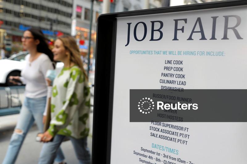 Pedidos semanais de auxílio-desemprego nos EUA têm alta moderada e indica mercado de trabalho estável