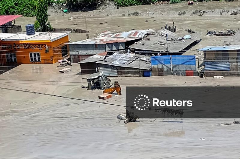 Pelo menos 384 viajantes, incluindo 291 estrangeiros, estão desaparecidos após enchente no Nepal