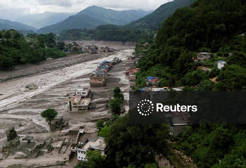 Colapso de uma geleira pode ter desencadeado a enchente repentina mortal no Nepal, dizem especialistas