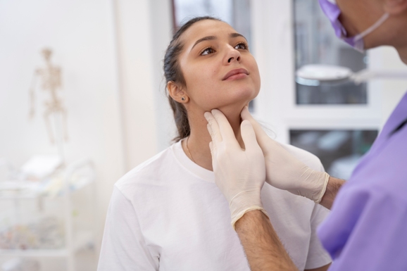 Íngua que não passa pode ser sinal de linfoma; saiba quando procurar um médico
