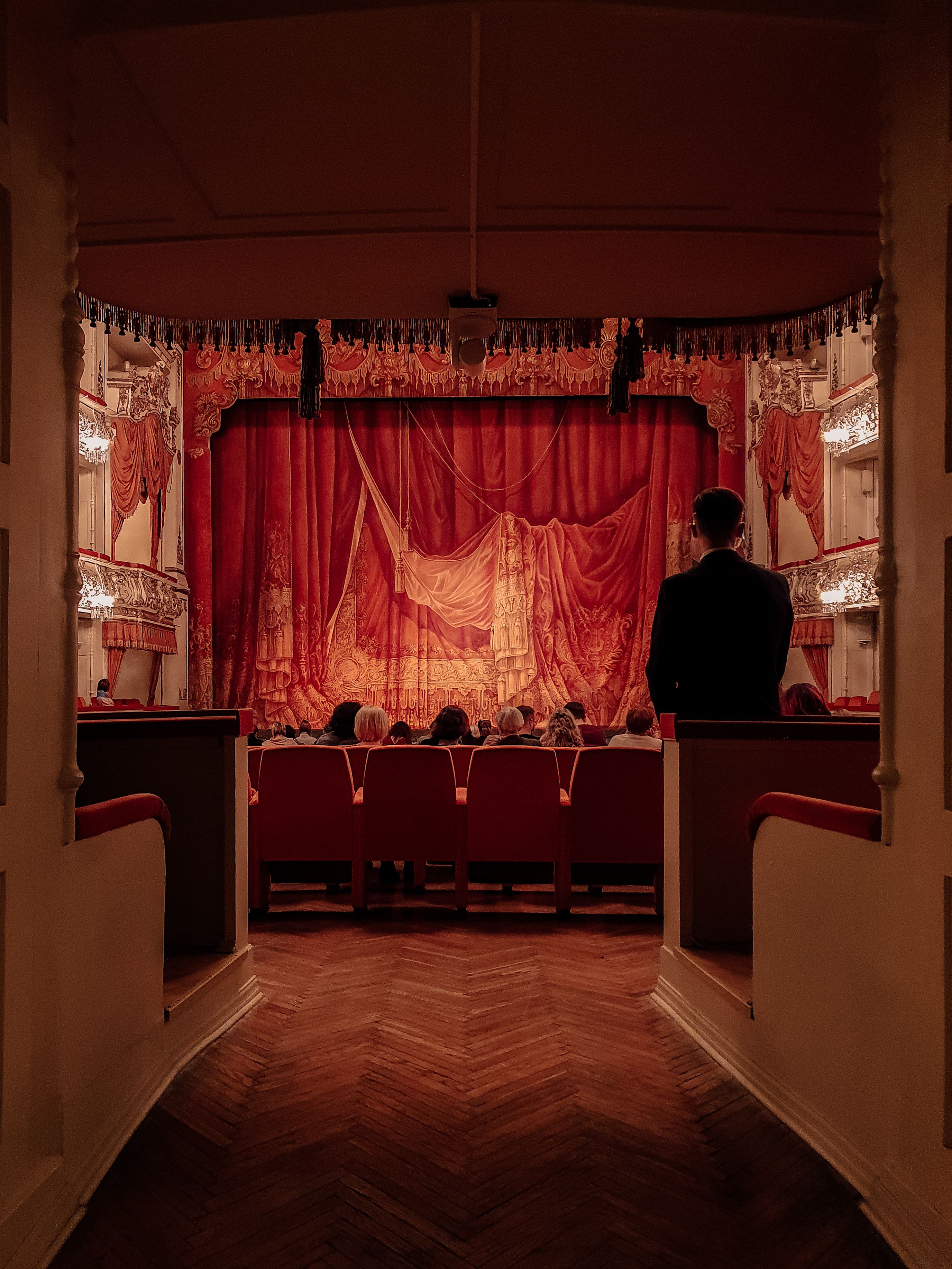 Theatro da Paz recebe peça sobre debate entre Freud e C.S. Lewis nesta semana
