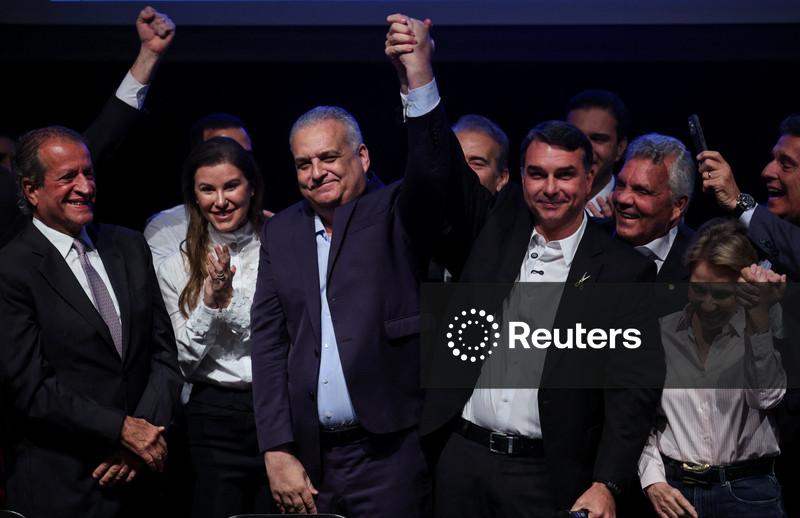 Flávio Bolsonaro anuncia deputado Alfredo Gaspar como candidato a vice