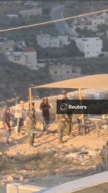 Israel envia tropas a casas sitiadas por colonos na Cisjordânia