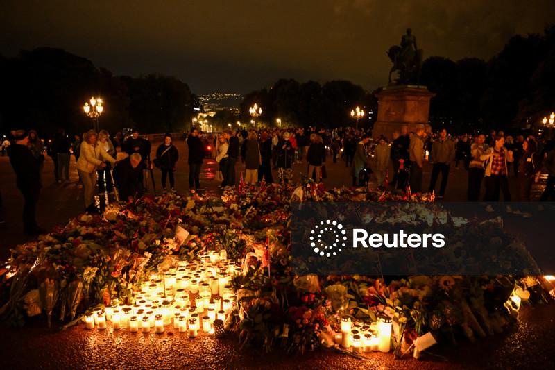 Rei  Haakon homenageia seu “querido pai” Harald, enquanto noruegueses se despedem do antigo rei