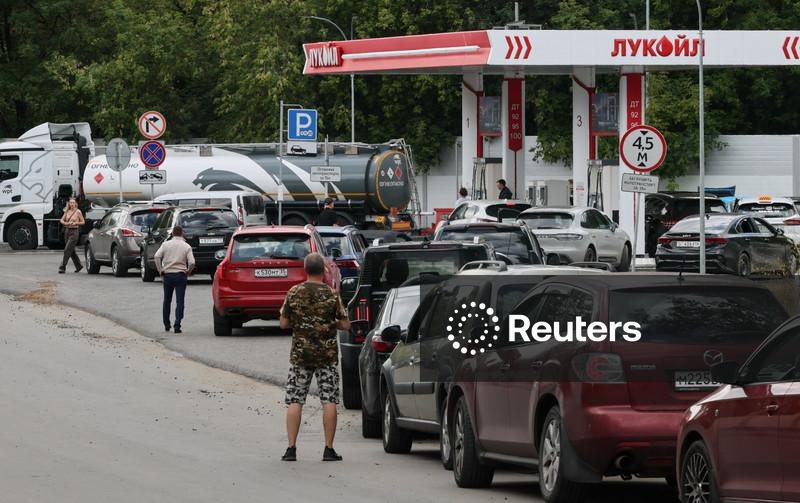 Motoristas em Moscou enfrentam longas filas para abastecer em meio a escassez de combustível