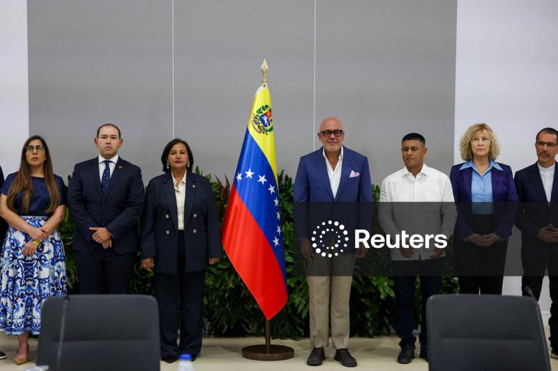 Governo interino da Venezuela e delegação da oposição iniciam negociações
