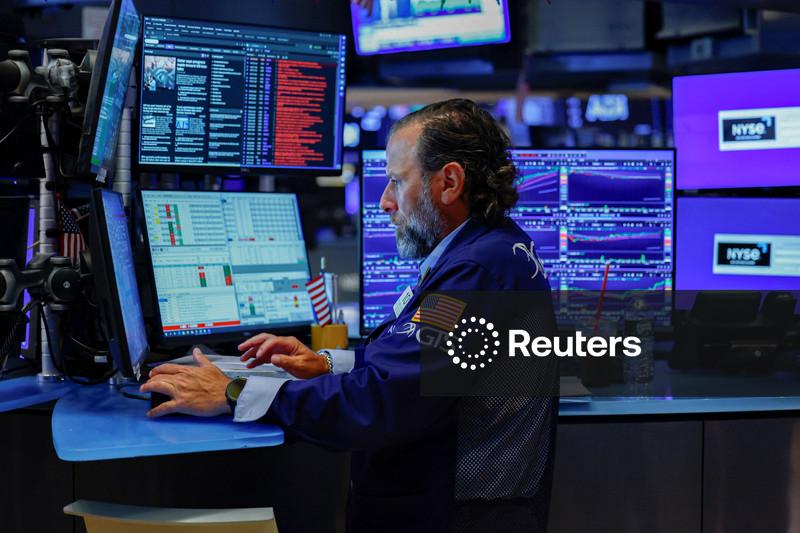 Dow e S&P 500 fecham em níveis recordes com resultados ligados à IA e esperanças de acordo no Oriente Médio