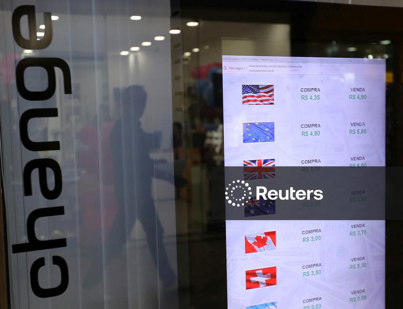 Dólar à vista fecha em baixa de 0,04%, a R$5,1283 na venda