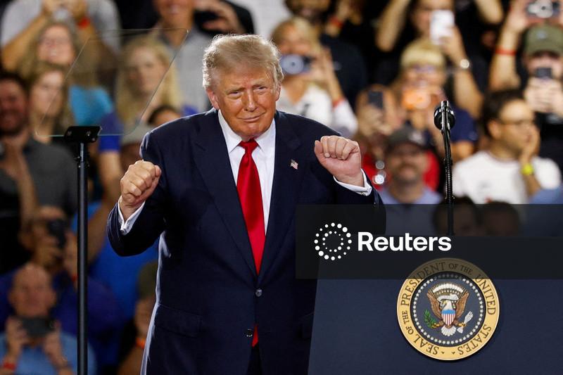 Democratas superam republicanos em questões econômicas enquanto aprovação de Trump cai, mostra pesquisa Reuters/Ipsos