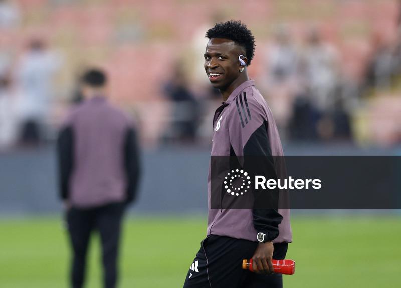 Vinicius Júnior adota filosofia do “futebol feliz” de Mourinho enquanto negociações sobre contrato se aproximam