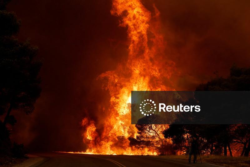 Incêndios florestais devastam Grécia enquanto bombeiros continuam combatendo na França e na Espanha