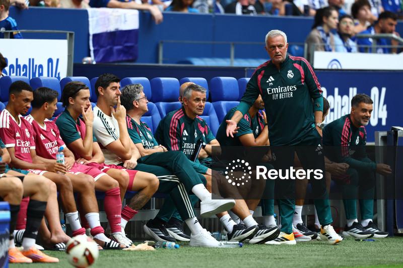 Mourinho volta com palavras tranquilas e atitude firme, enquanto Real Madrid inicia reformulação