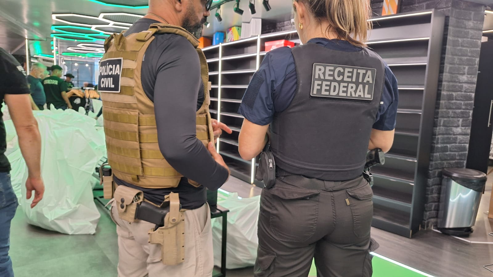 Operação apreende calçados e roupas suspeitos de falsificação em Campina Grande