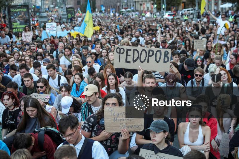 Milhares se reúnem em Kiev exigindo reintegração do ministro da Defesa destituído