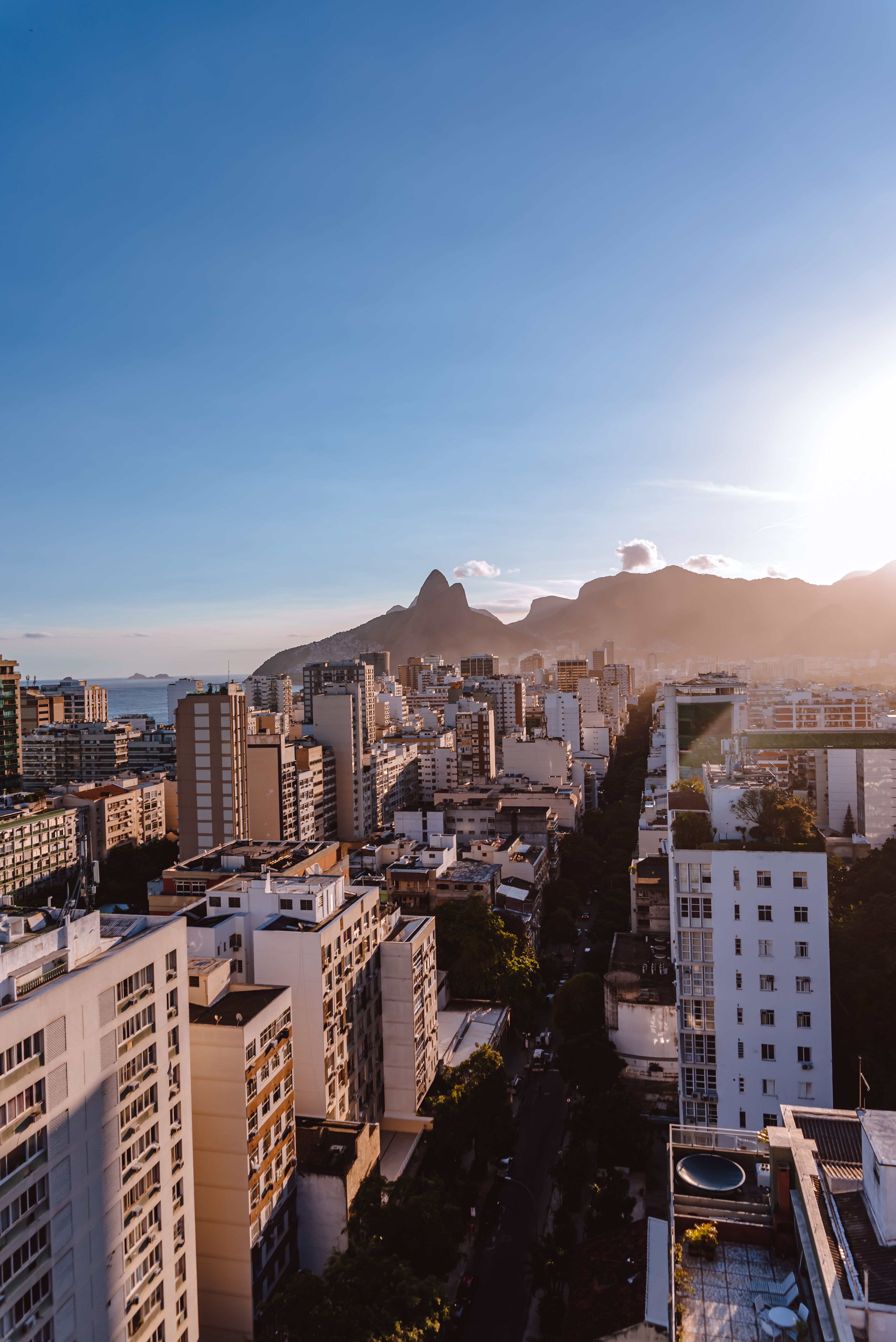 Segunda-feira no Rio tem céu claro, calor de até 31°C e risco baixo de deslizamento