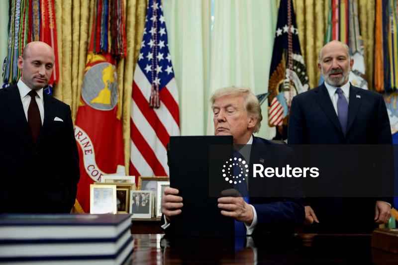 Trump assina decretos para restringir cidadania por direito de nascimento nos EUA, apesar da decisão da Suprema Corte