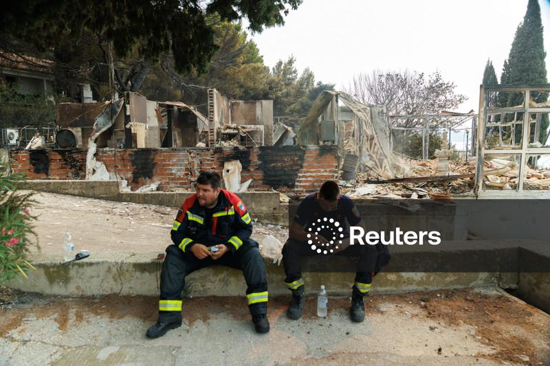 Centenas de pessoas deixam suas casas na Croácia e Grécia, conforme incêndios florestais se alastram pela Europa
