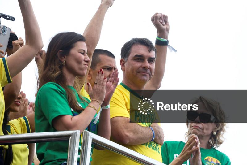 Flávio Bolsonaro dá início à campanha eleitoral com promessa de "tesourar" contas públicas