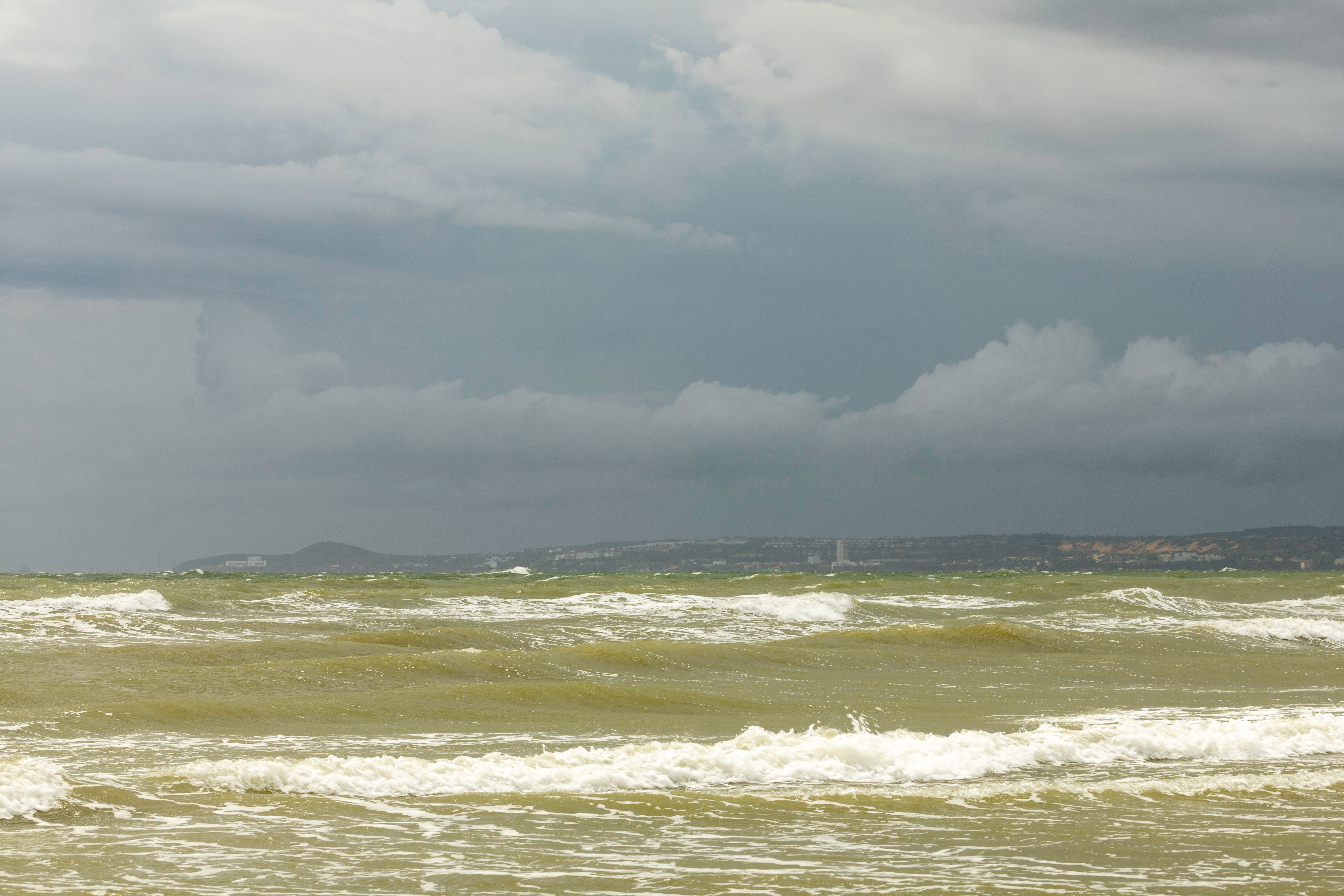 Grande Florianópolis tem segunda-feira de tempo firme após dias de chuva, mas mar segue agitado