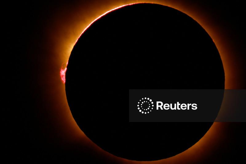 Escuridão total e pôr do sol deslumbram espectadores na Espanha durante eclipse