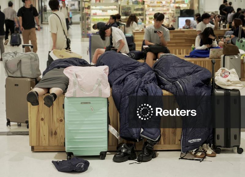 Chuvas recordes no Japão deixam 8 mortos e milhares de pessoas retidas no aeroporto de Narita