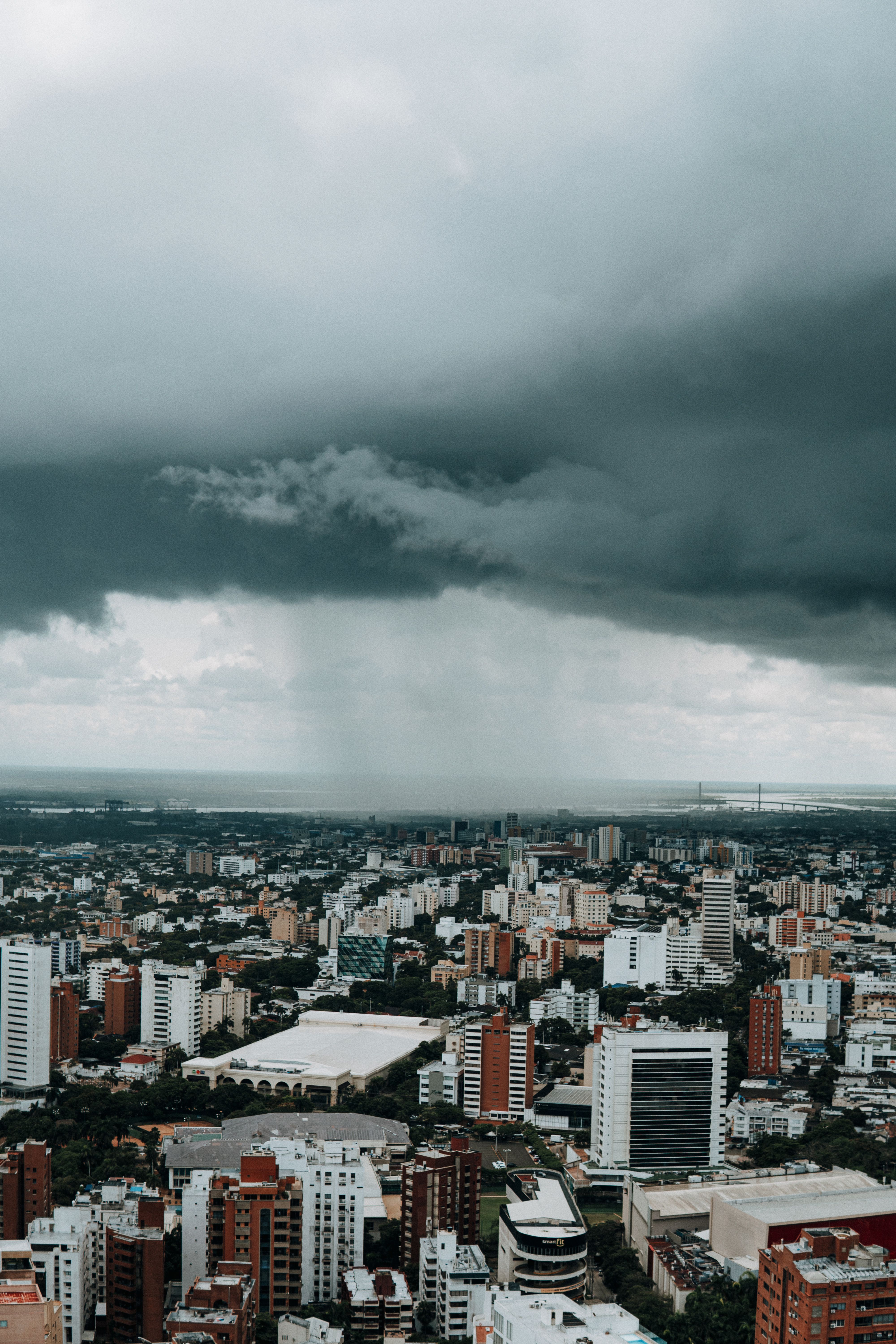Frente fria deve derrubar a temperatura e trazer chuva a São Paulo a partir de terça-feira