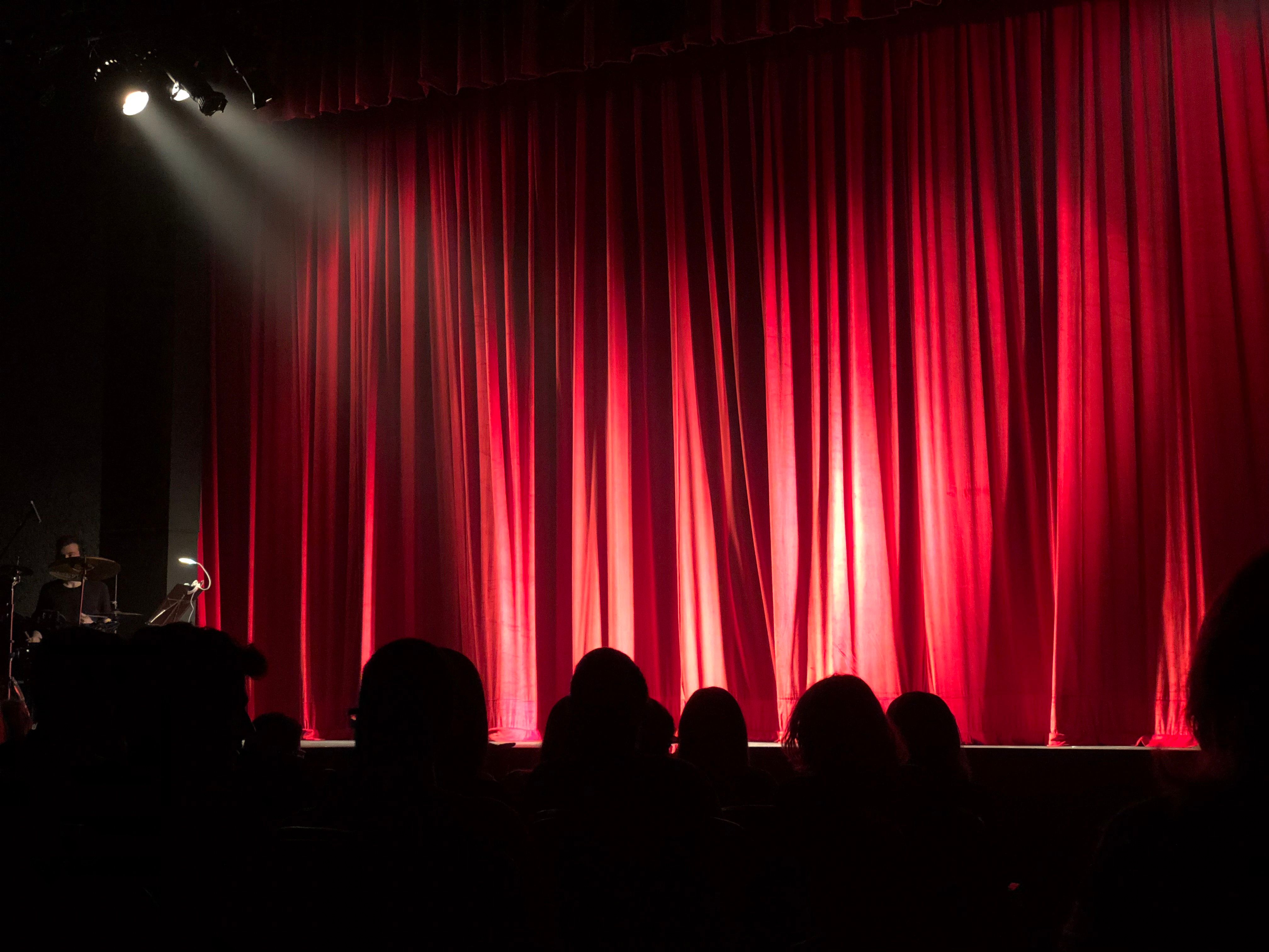 Show de comédia no Teatro Municipal e estreias de cinema movimentam Boa Vista neste sábado