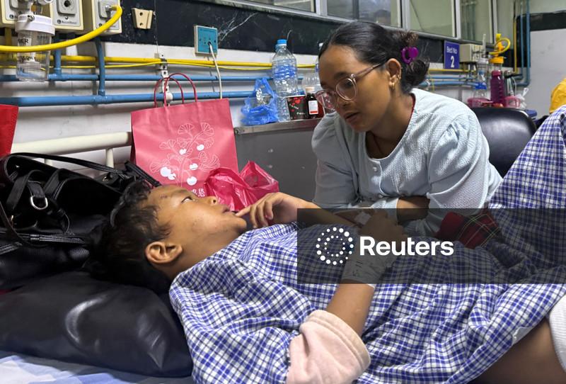 Mãe se reencontra com filho de 8 anos que subiu em árvores para sobreviver às enchentes no Nepal